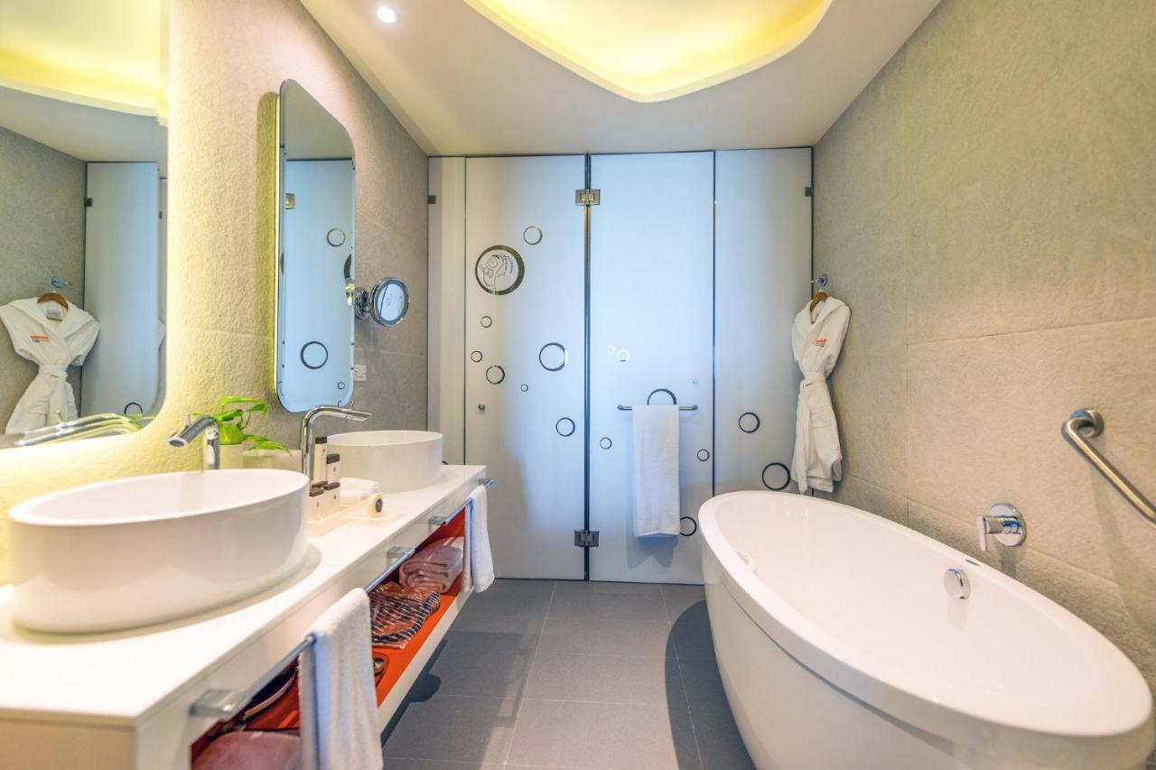 Penthouse Swim-Up Oceanfront King Suite